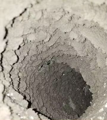 Conduit de ventilation obstrué par la poussière avant son nettoyage
